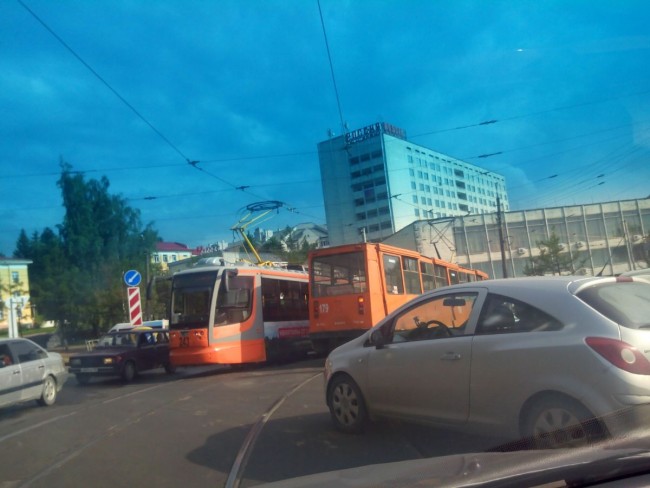 В Смоленске трамваи “зависли” из-за ДТП на рельсах